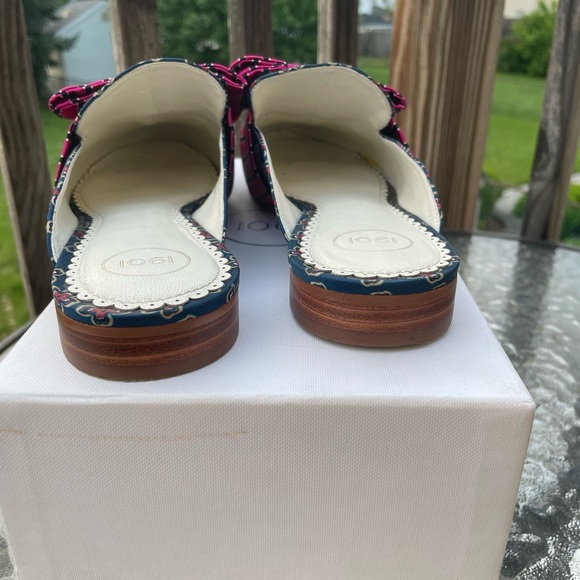 These are 1901 slides size 8 1/2 worn two times. - Picture 3 of 6